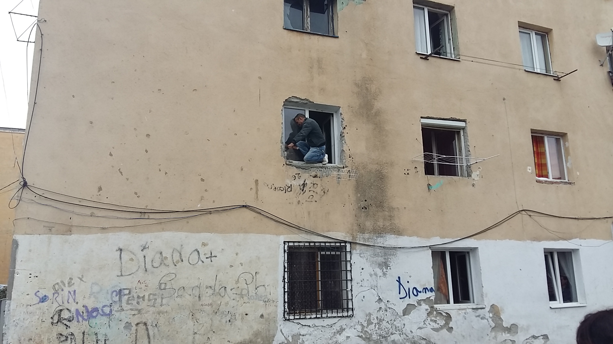VIDEO REPORTAJ/ Evacuare cu scandal din blocul "Turturica", la Alba Iulia: „Suntem aruncaţi în stradă ca nişte şobolani”| GALERIE FOTO