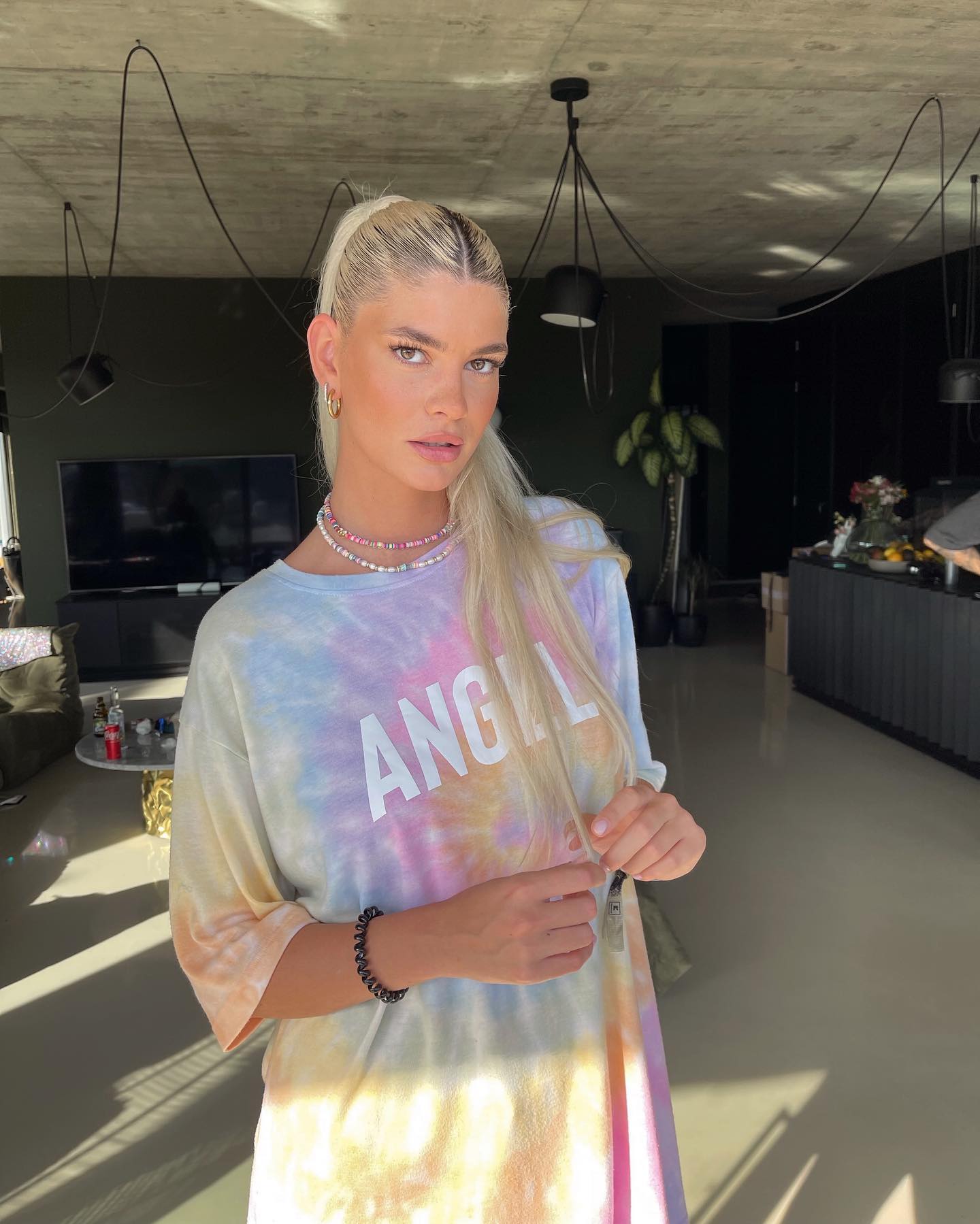 Laura Giurcanu și Aris, fiul Andreei Esca, săruturi pasionale în mașină. Cum au fost filmați când credeau că nu-i vede nimeni