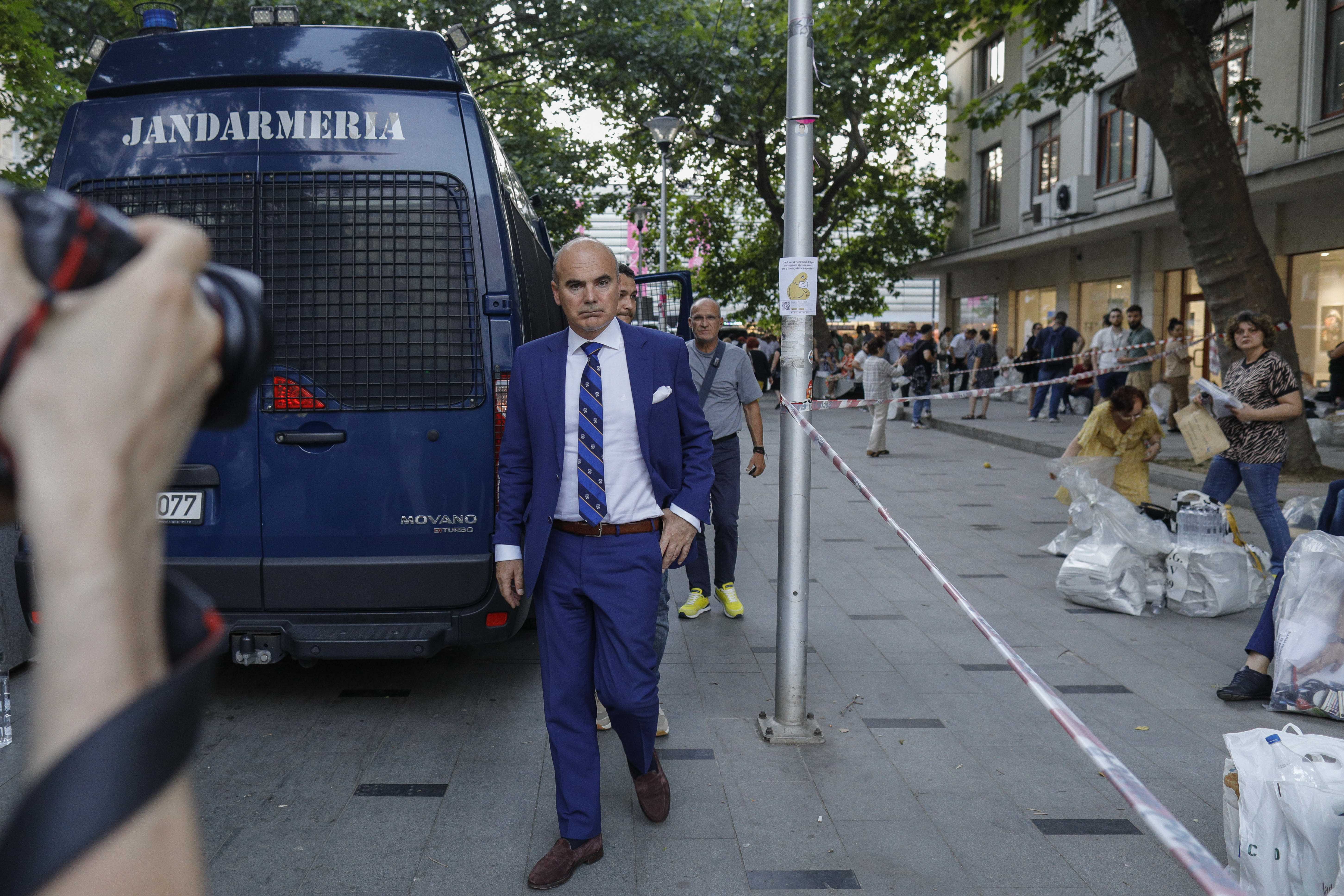 Procesul electoral în sectorul 1 al Capitalei, suspendat până marți. Sacii cu voturi, preluați sub pază militarizată