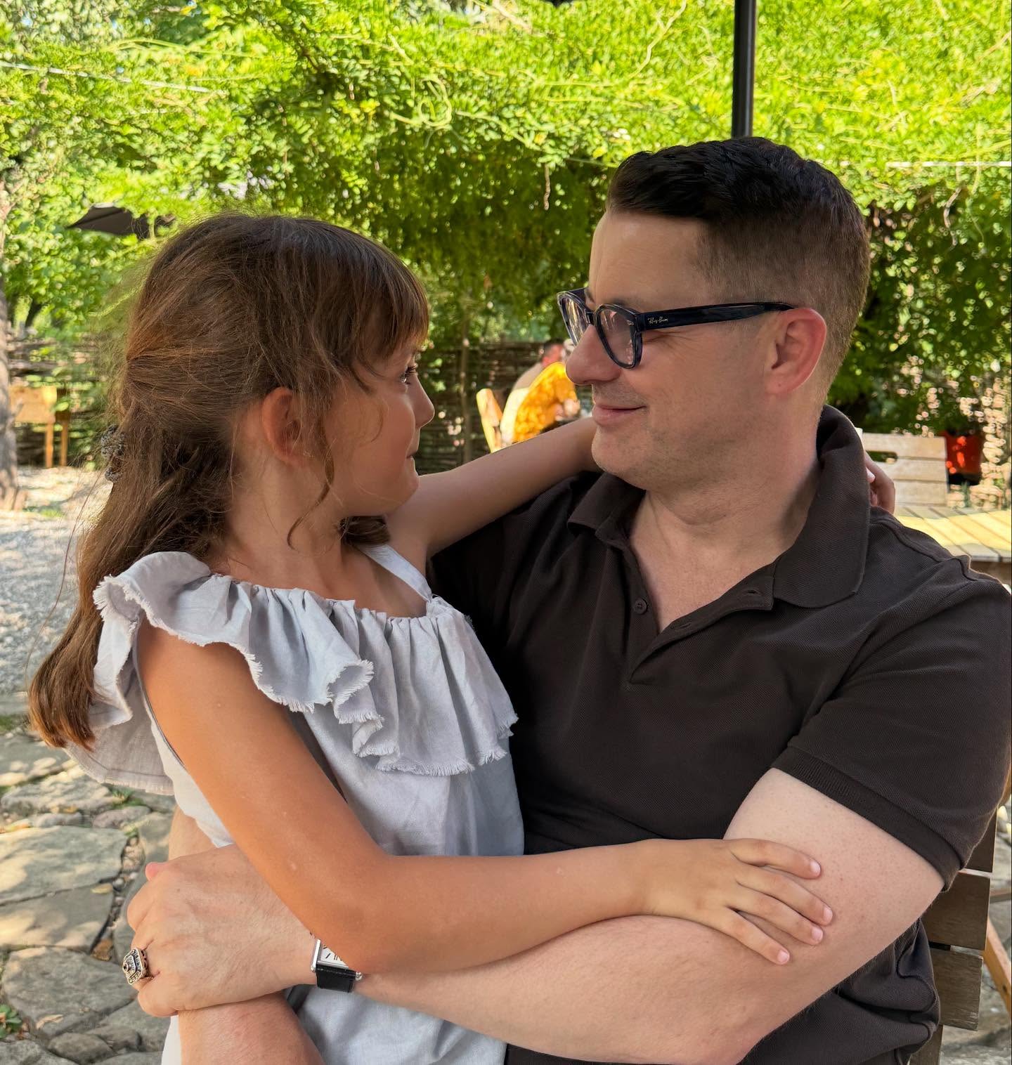 Fiica Ancăi Serea și a lui Adi Sînă a împlinit 6 ani. Imagini rare cu micuța Leah. „Anul acesta ești hotărâtă să mergi la școală”