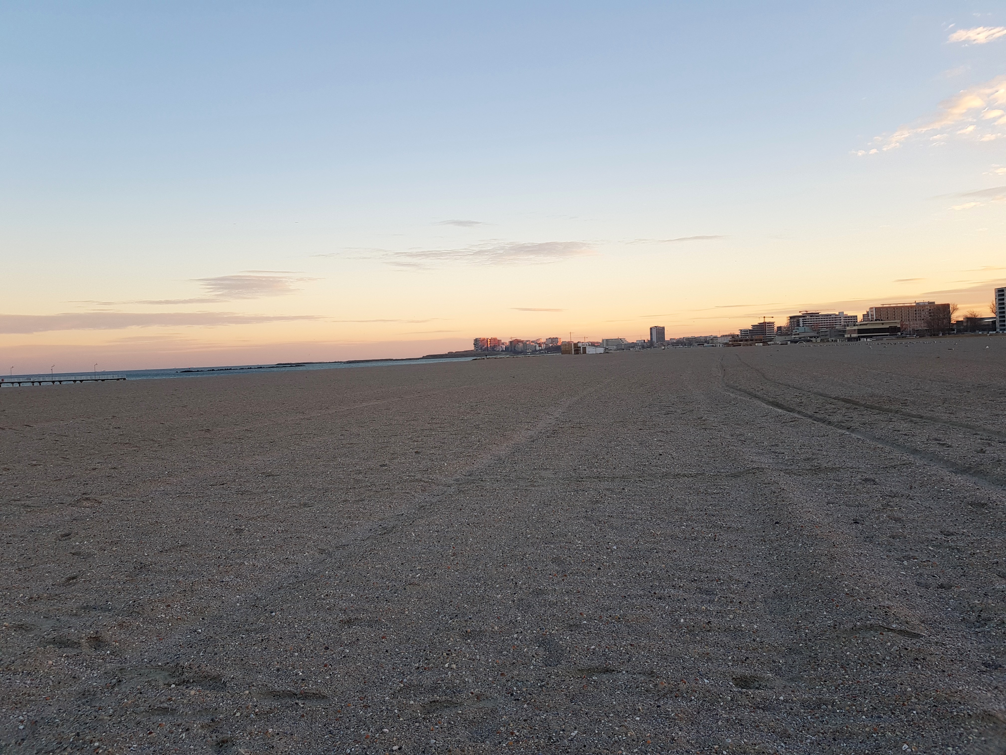 FOTOREPORTAJ Cum arată stațiunea Mamaia iarna: marea liniștii și plaja pescărușilor