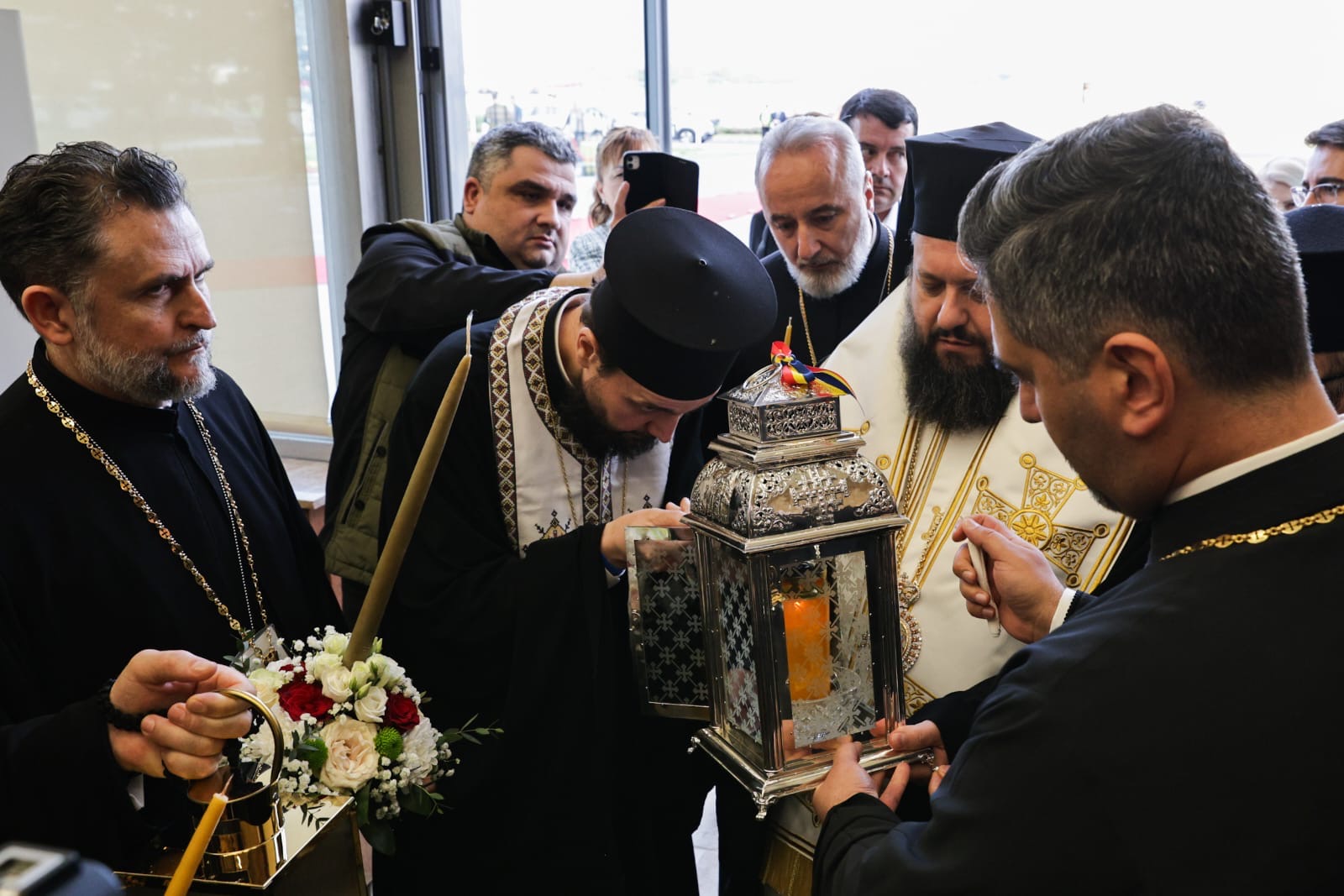 „Hristos a Înviat!” a răsunat sâmbătă la miezul nopții în întreaga Românie. „Un dar al iubirii lui Dumnezeu pentru noi toți”