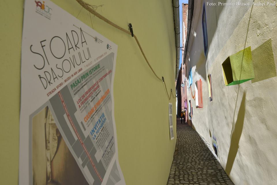 FOTO/ Strada Sforii din Braşov devine Muzeu în aer liber. De vineri, cea mai îngustă stradă din Europa de Est a fost redeschisă publicului