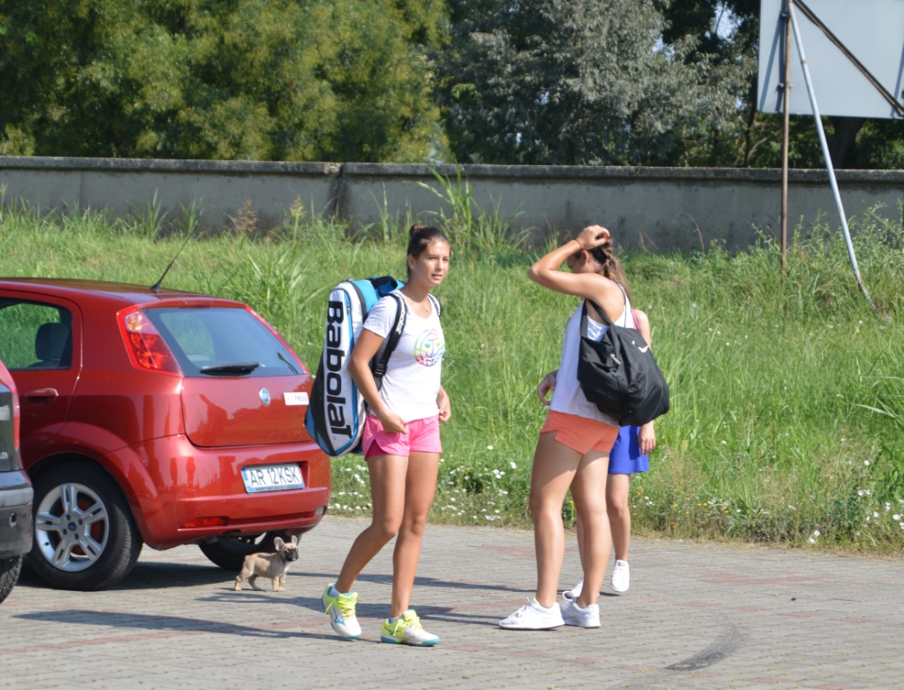 Ioana Loredana Roșca și-a adus buldogul francez la Arad. Fata a câștigat Roland Garros-ul la junioare / GALERIE FOTO