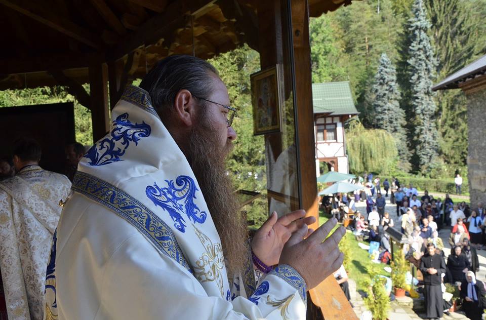 Slujbă impresionantă la Prislop! Pelerinii s-au adunat, din nou, în număr mare la mormântul părintelui Arsenie Boca