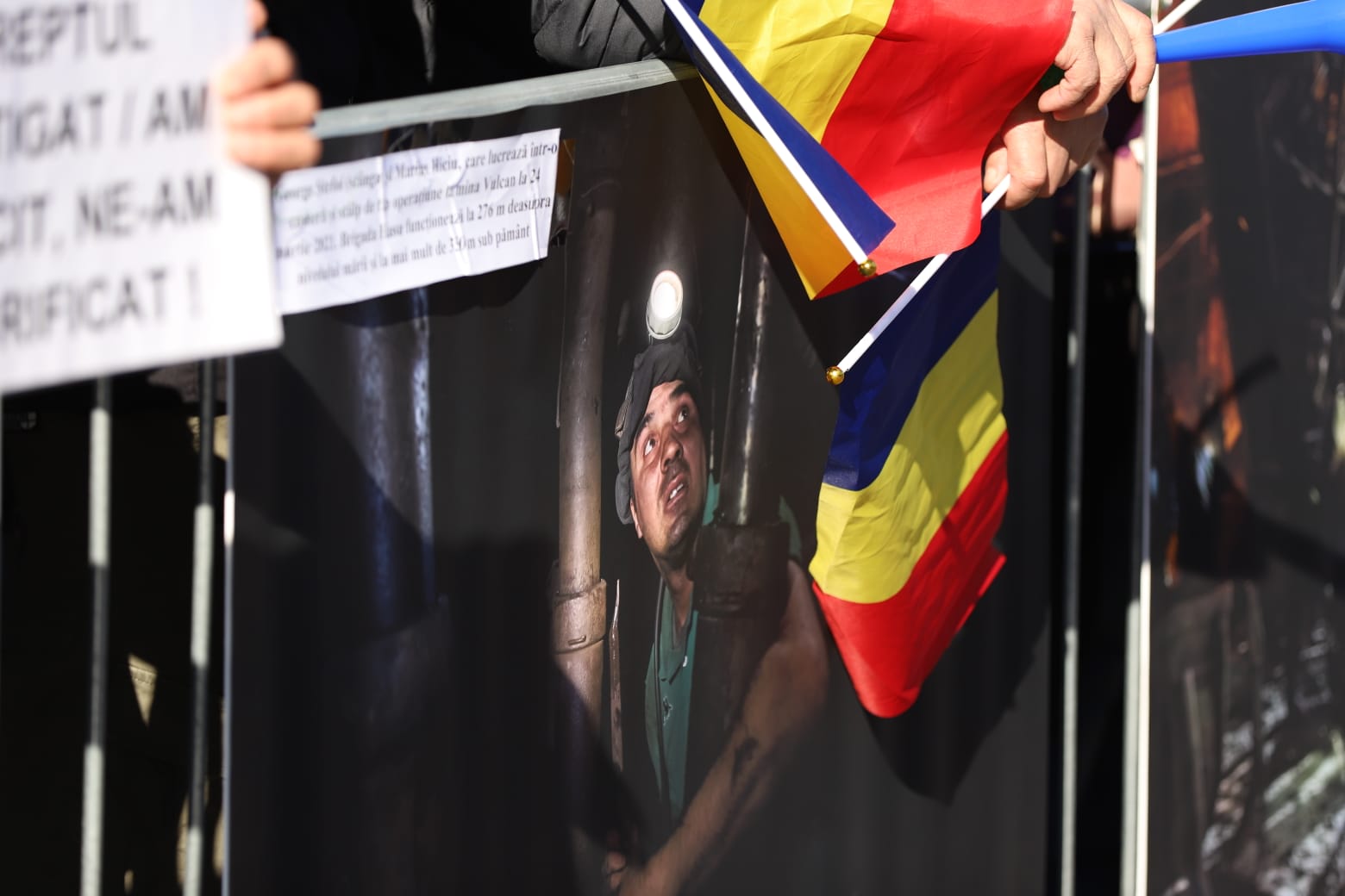 Minerii protestează în Piața Victoriei după modificările din noua lege a pensiilor