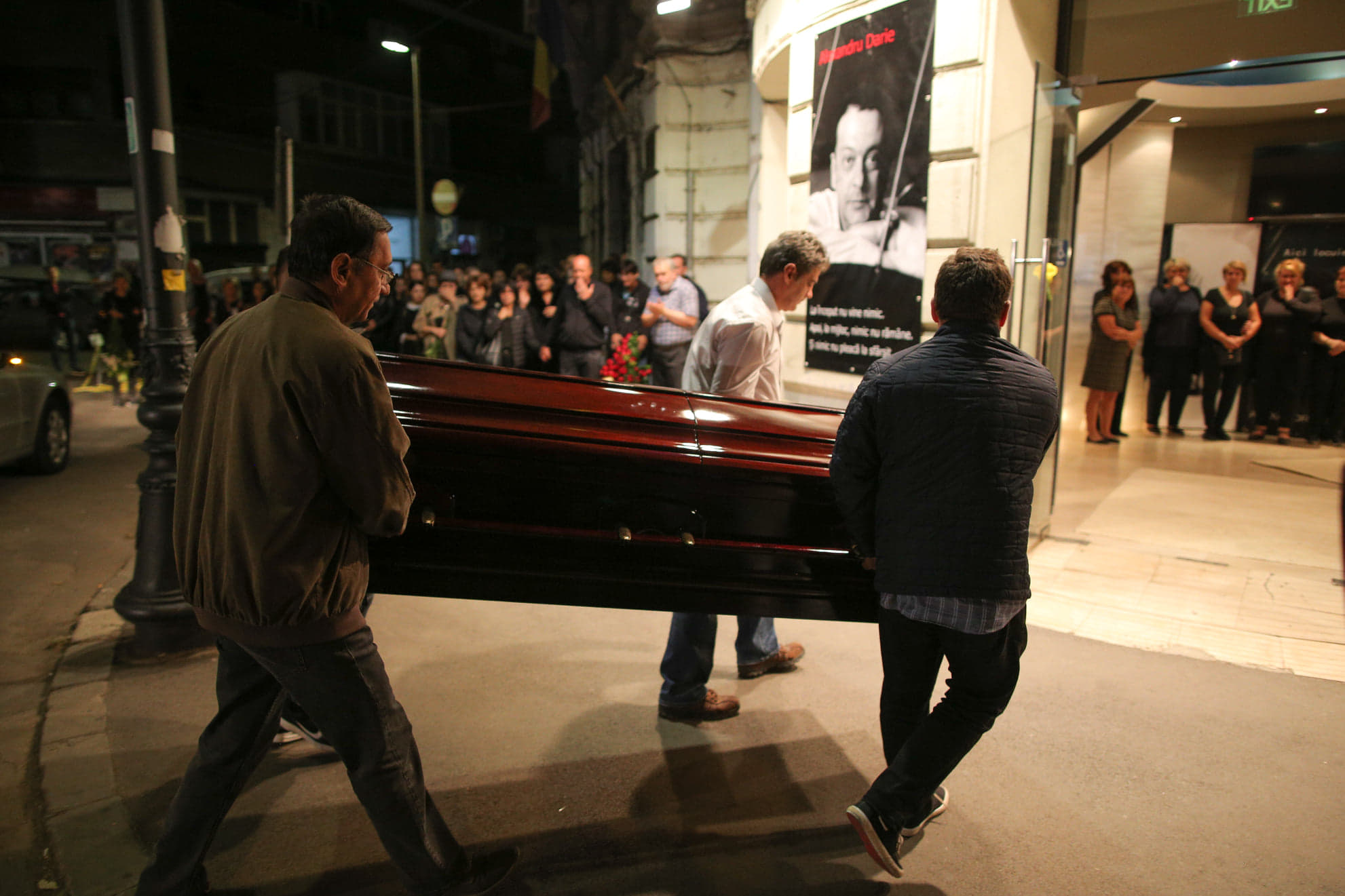 Trupul neînsufleţit al lui Ducu Darie a fost depus la Teatrul Bulandra. Actrița Oana Pellea, îndurerată, la căpătâiul regizorului