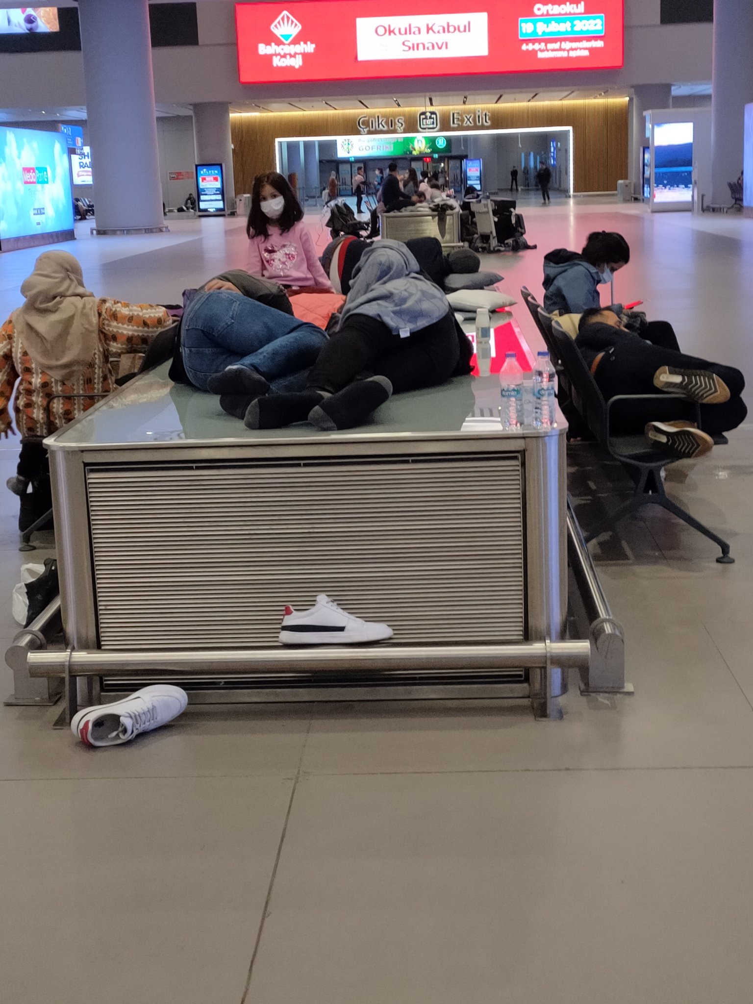 VIDEO | Cel mai mare aeroport din Europa a devenit cel mai mare „dormitor comun” de pe continent