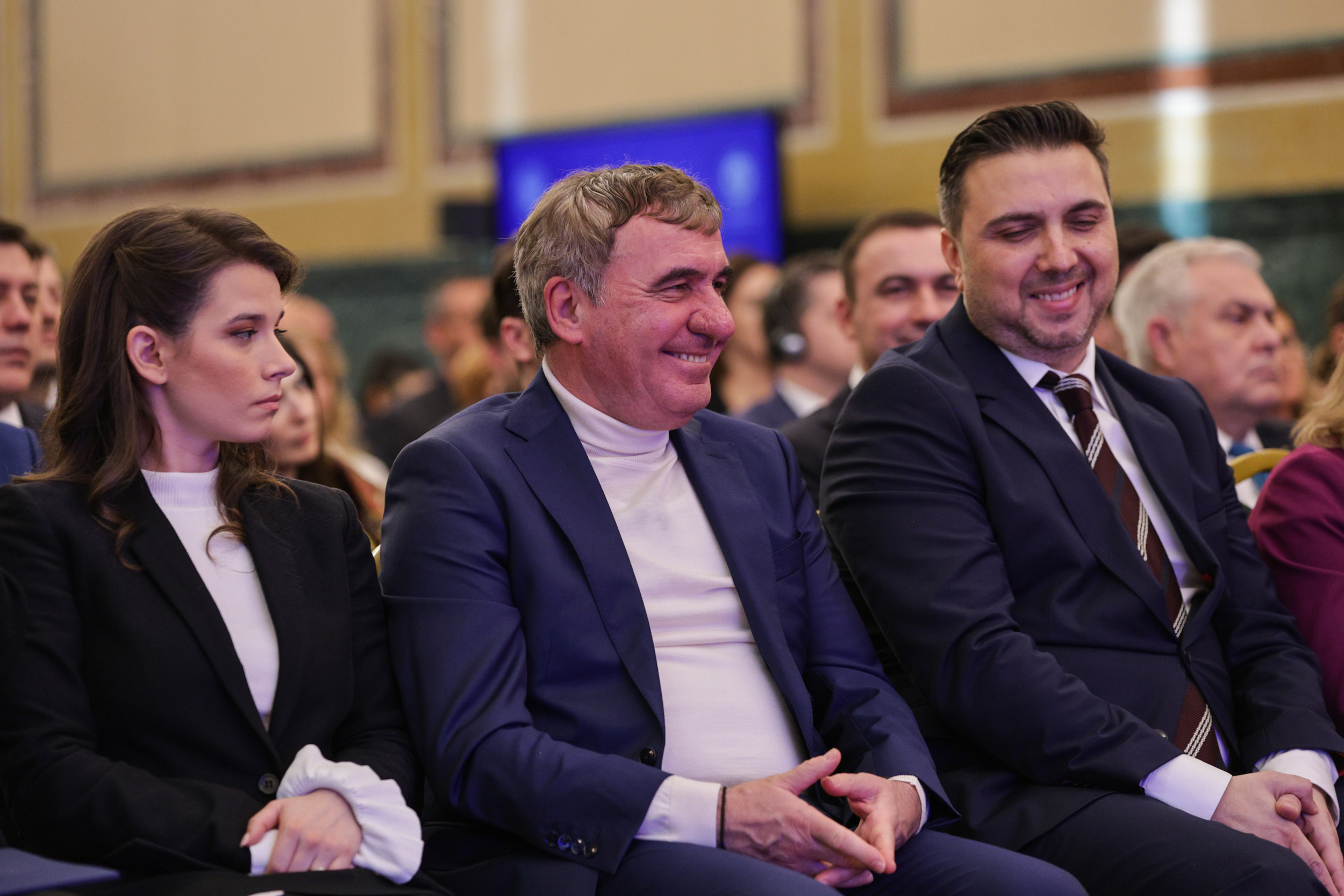 Românii pot călători în SUA fără vize din 31 martie. Decizia, oficializată de Marcel Ciolacu, ambasadoarea SUA și Hagi: „Un moment istoric”