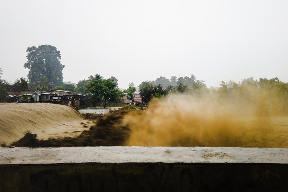 VIDEO | Inundații devastatoare în Indonezia și Timorul de Est. Peste 40 de persoane au murit înecate