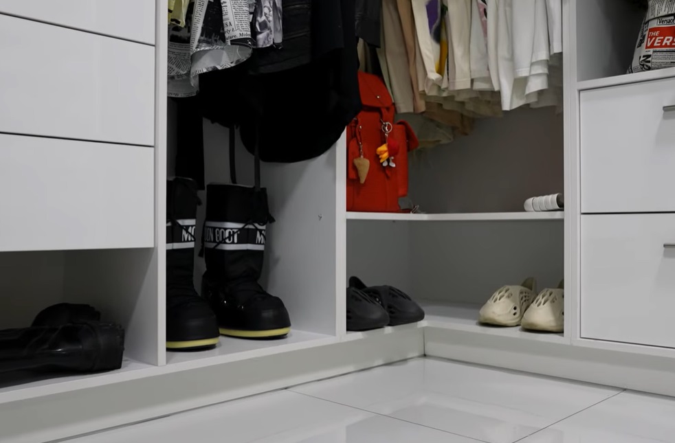 Imagini cu dressingul lui Dorian Popa. „Poate fi asemănat cu un spital. Sunt nebun după ordine”. Are o colecție de adidași de 40.000 de euro