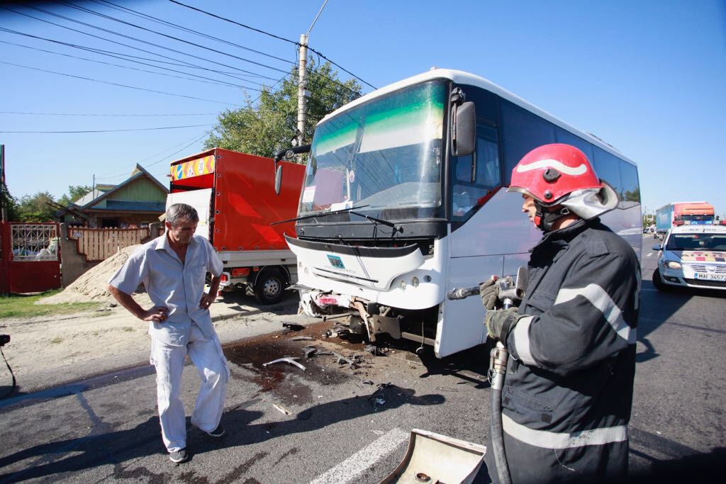 Accident grav pe DN 2 E 85, la Mărăcineni, în județul Buzău. Un VW Passat a lovit frontal un microbuz intrând sub el din cauza impactului violent/GALERIE FOTO
