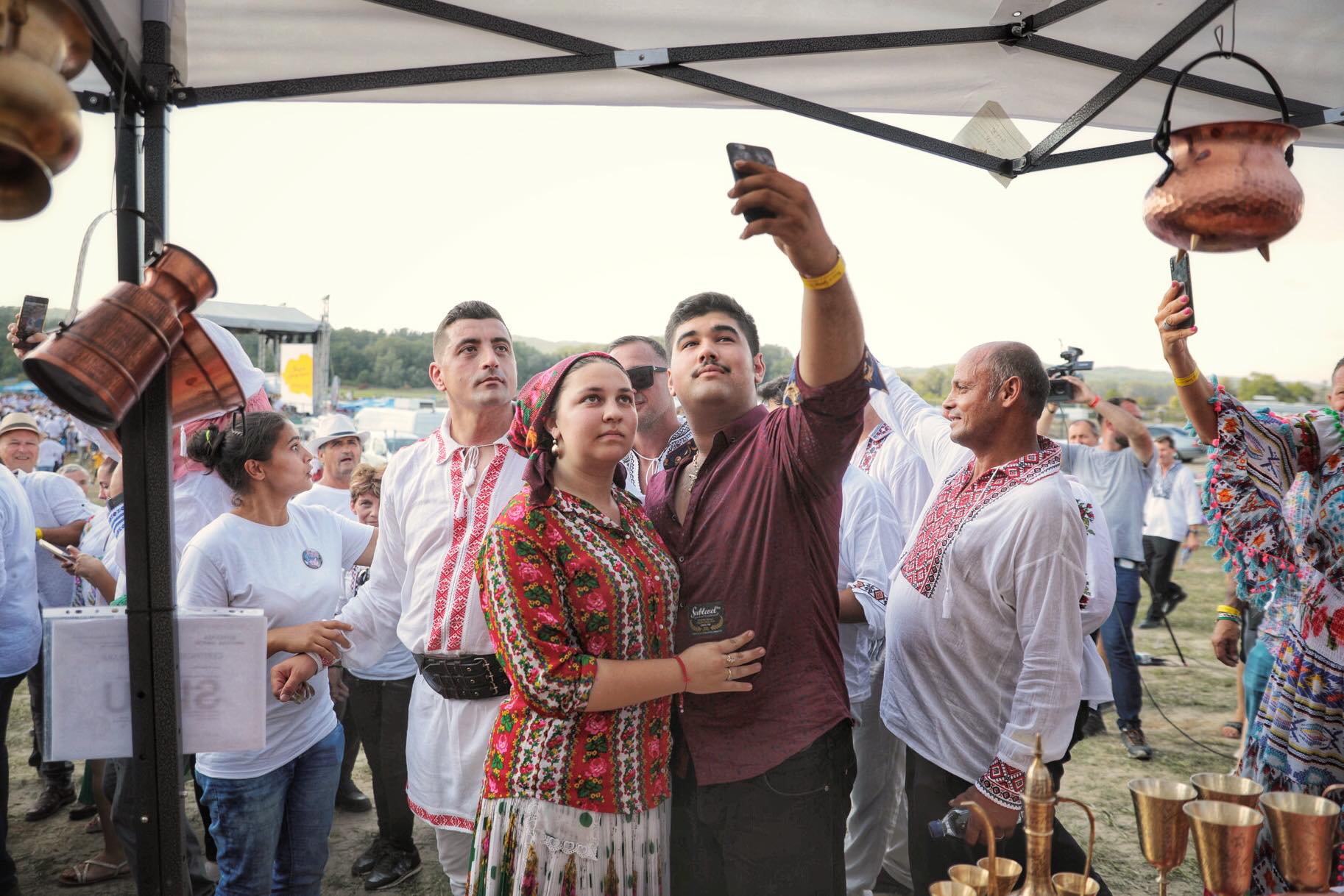 FOTO. Nunta lui George Simion, văzută de la fața locului. Câteva sute de oameni au rezistat în fața scenei, petrecerea a continuat până la 7 dimineața