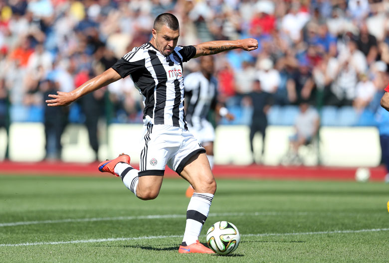 Atacantul bulgar Bojinov, de la Partizan Belgrad, e optimist: ”Steaua e slabă, putem să trece de români. Aici, toți turbează când aud de Steaua, de Steaua Roșie și de alte stele! E mobilizare maximă”. Tânărul ”briliant” Zivkovici: ”Nu jucăm la 0-0!”