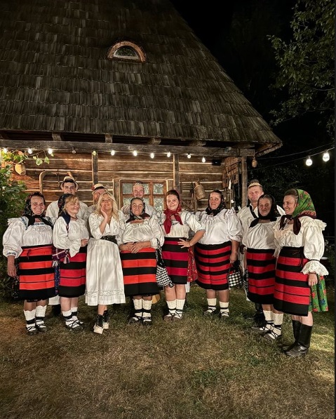 Imagini de la botezul celei de-a patra fetițe a Laurei Cosoi. Evenimentul a avut loc în Maramureș, iar invitații au primit mâncare gătită la ceaun