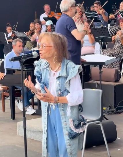 Cum a apărut Marina Voica, la aproape 89 de ani, pe scena Festivalului Mamaia 2025. Artista a purtat o ținută tinerească