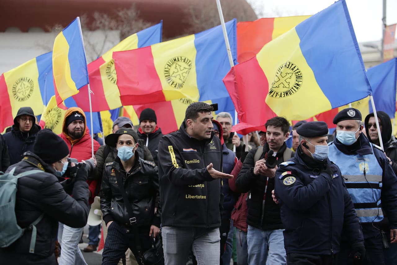 VIDEO. Incident între George Simion și un jandarm. Apoi liderul AUR aleargă după un alt bărbat. Protestarii merg spre Cotroceni
