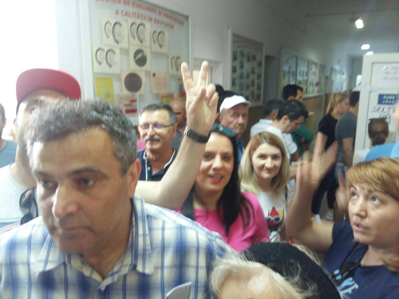 Alegeri europarlamentare | Mobilizare uriașă în București și în restul țării. Sute de alegători stau la cozi și așteaptă minute pentru a vota (FOTO și VIDEO)