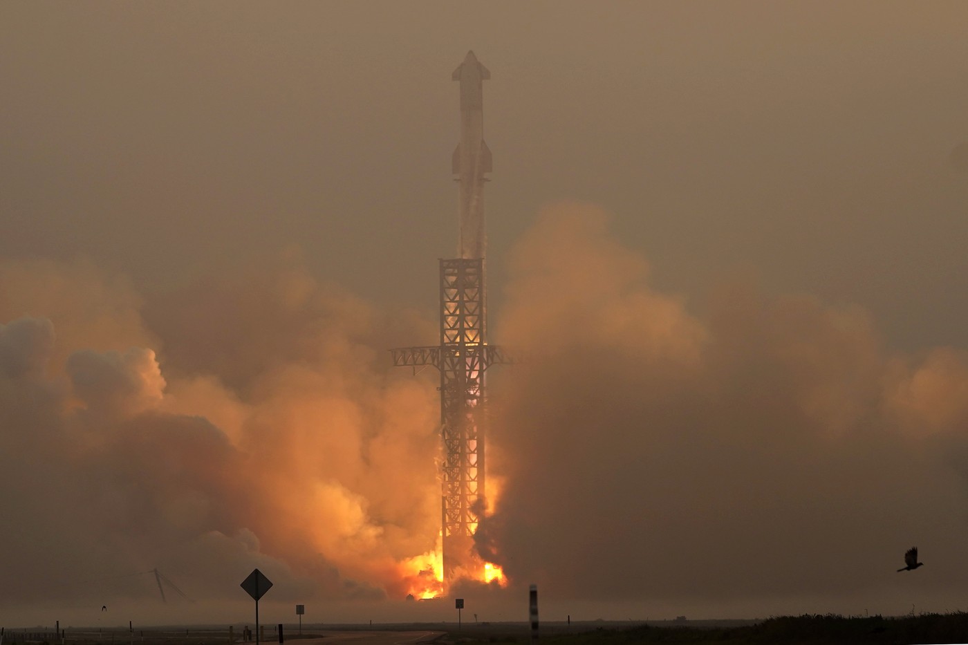 SpaceX, la al cincilea zbor de testare. Plan îndrăzneț de prindere a megarachetei Starship înainte de aterizare | VIDEO