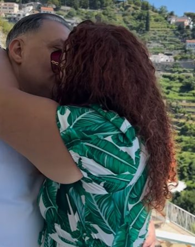 Dovada că Vali Vijelie a fost iertat de soție după ce a fost surprins alături de altă femeie. Cum a împăcat-o pe Carmen Rusu