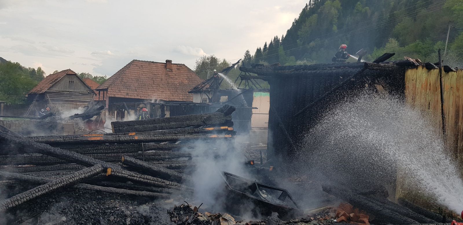 FOTO/Incendiu puternic în Bacău, patru case și două adăposturi de animale fiind cuprinse de flăcări. Focul, pus intenționat