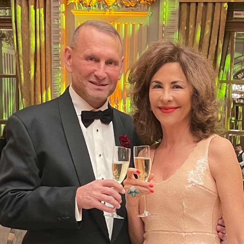Cum au apărut Adina Alberts și Viorel Cataramă la petrecerea de Anul Nou. Soția omului de afaceri a îmbrăcat o rochie strălucitoare