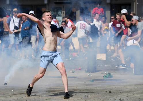 Euro 2016. Învinuită pentru masacrul de la Marsilia, UEFA amenință Anglia și Rusia cu excluderea! | Bilanțul bătăilor: un mort, 34 de răniți și 15 arestați