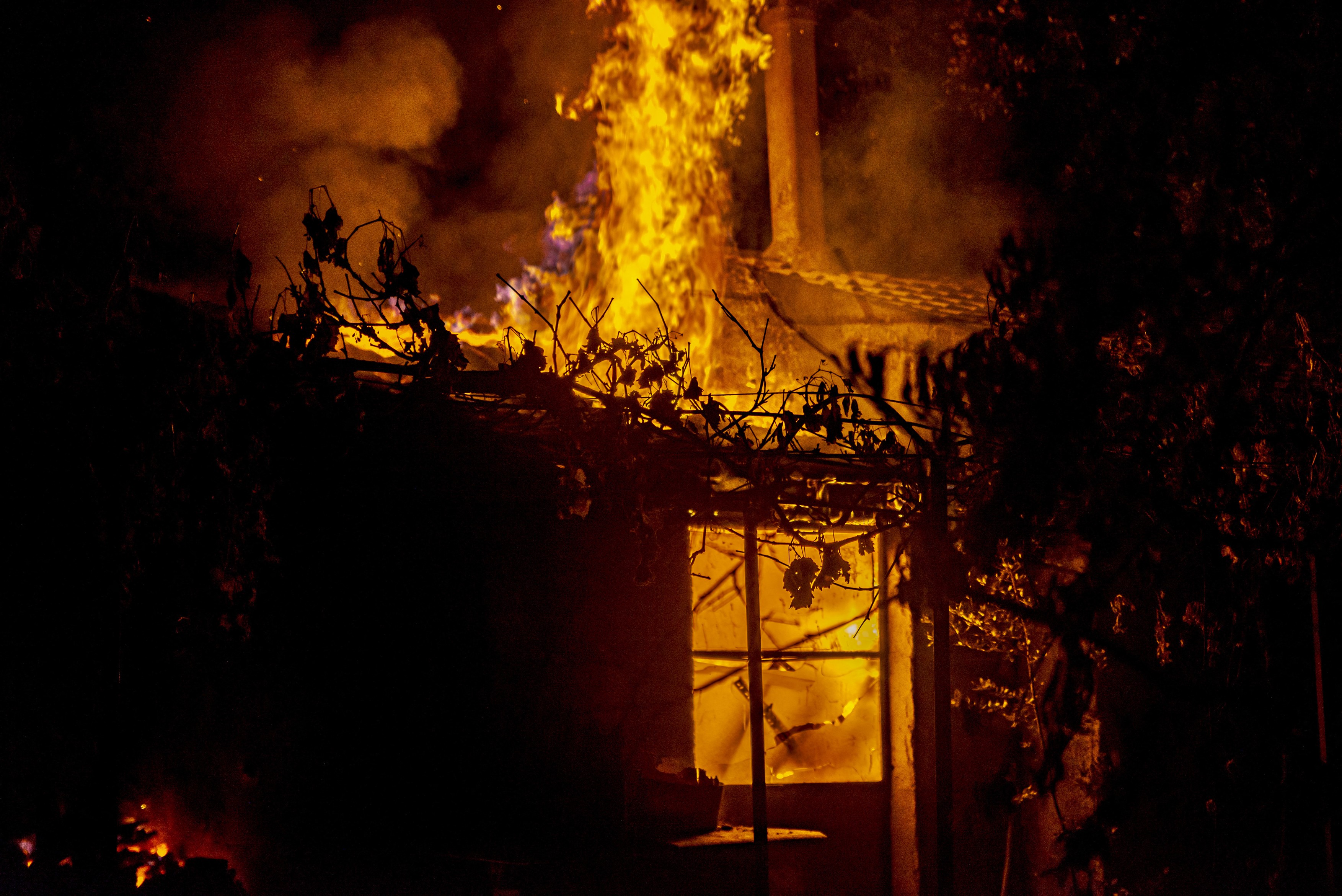 Cursele aeriene din Sicilia, perturbate din cauza incendiilor. Anunțul MAE pentru românii care au zboruri programate