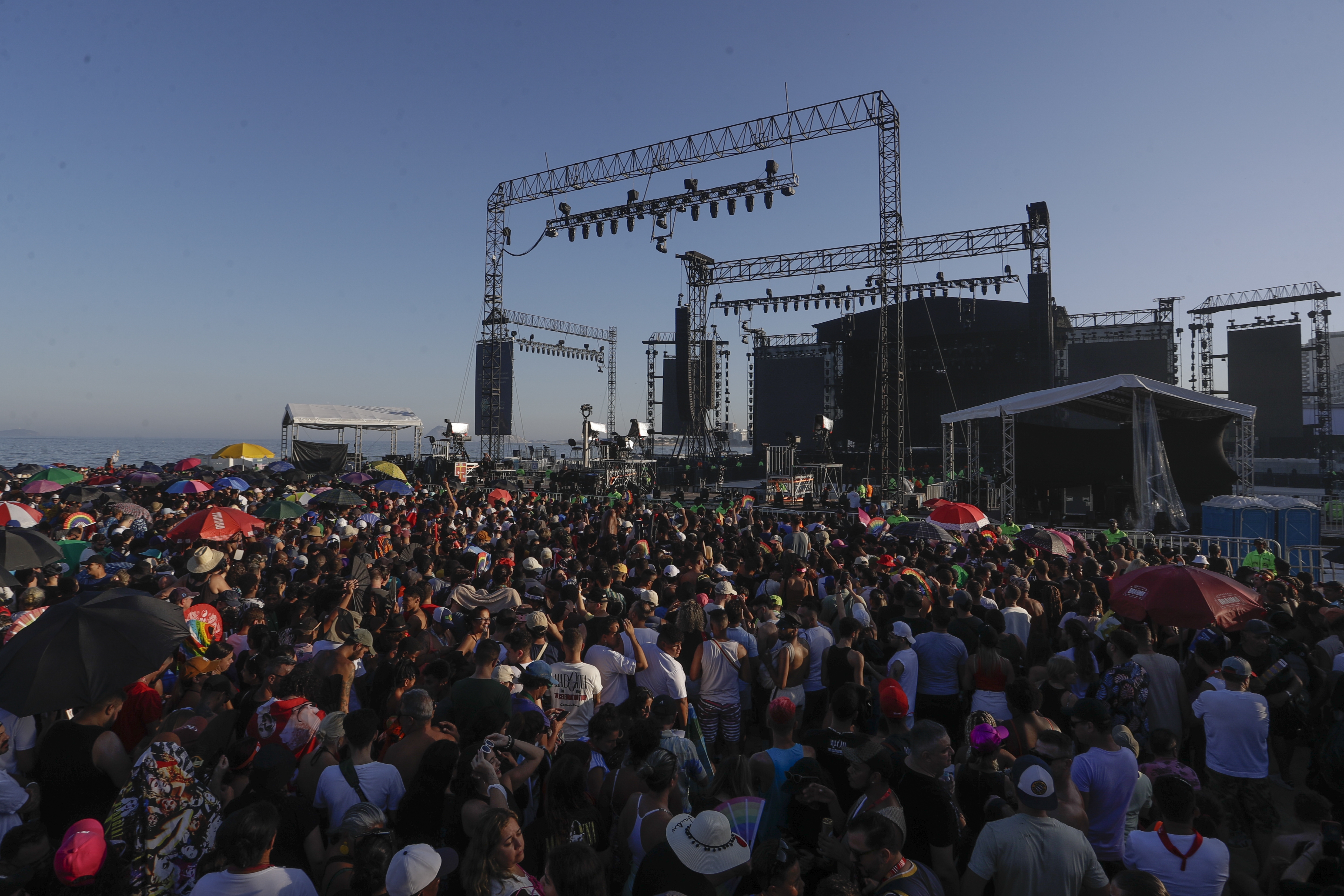 „CopacaDonna”. Madonna, concert cu 1,6 milioane de spectatori, pe plaja de la Rio de Janeiro | VIDEO