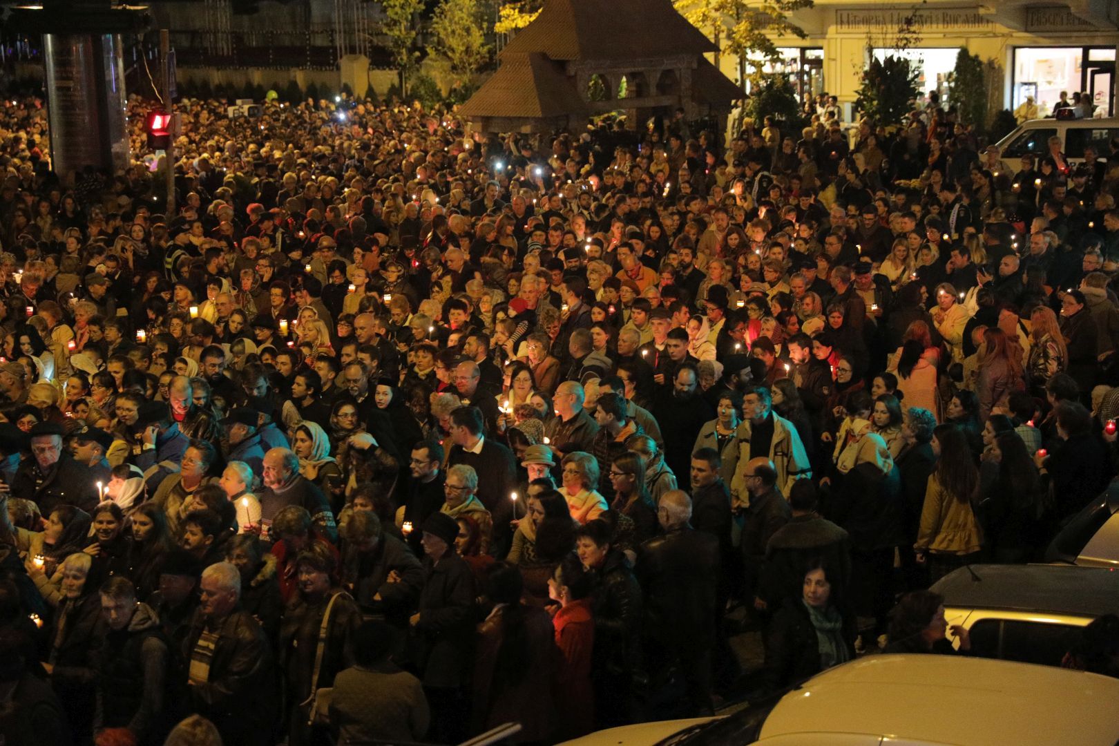 Peste 25.000 de oameni, la slujba de joi a pelerinajului de Sfânta Parascheva. Racla cu moaște, însoțită de militari pe Calea Sfinților