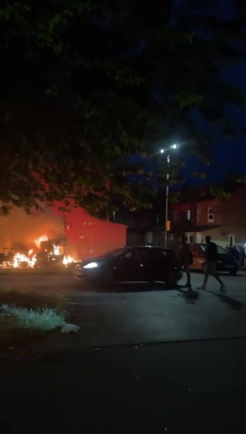 Revoltă în Leeds, după ce autoritățile britanice au încercat să preia copiii unei familii de români. „Răstoarnă mașina! Să vină mascații de la București!”. Precizările MAE