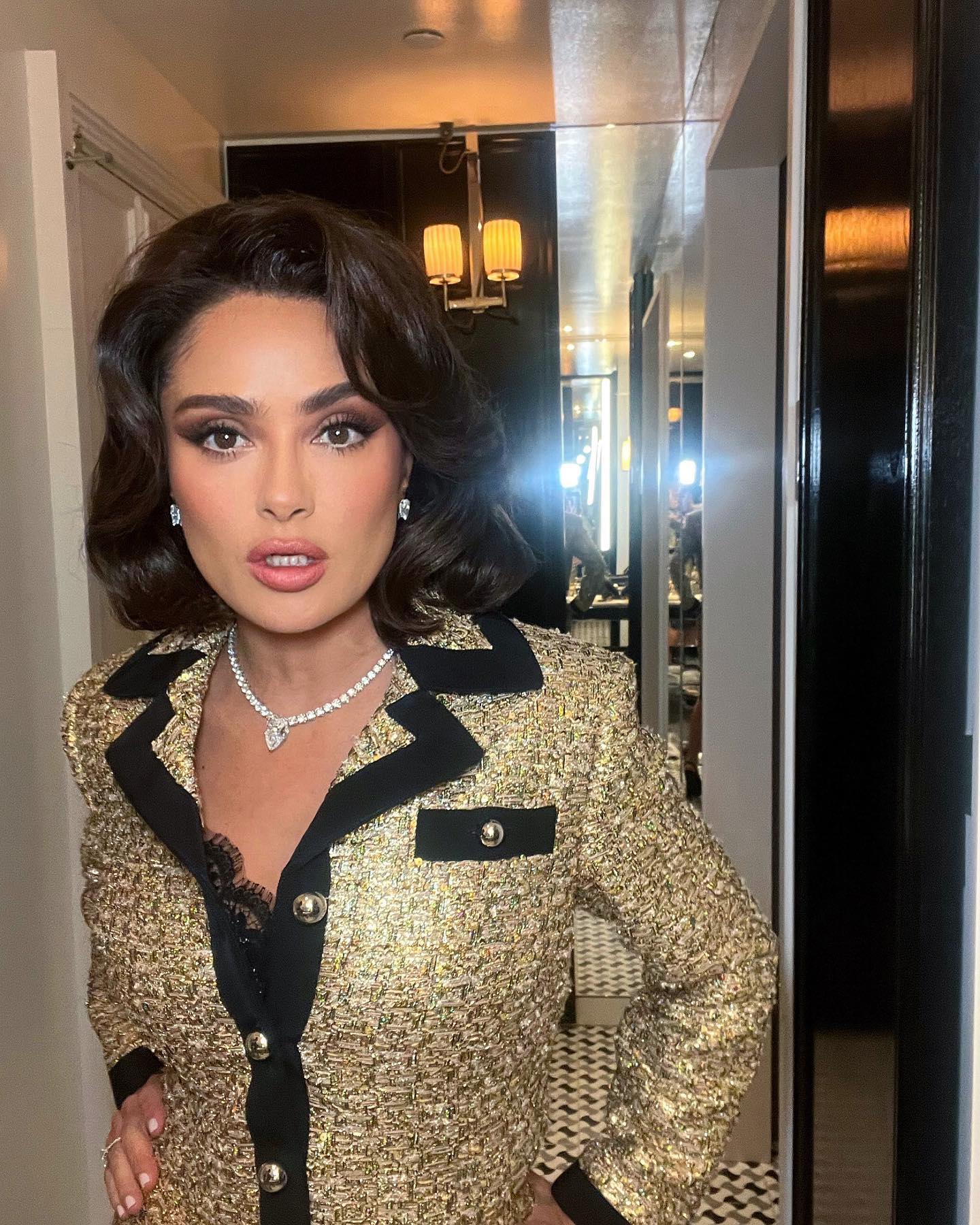 Salma Hayek, apariție spectaculoasă în costum de baie la 56 de ani. Actrița demonstrează că vârsta e doar un număr