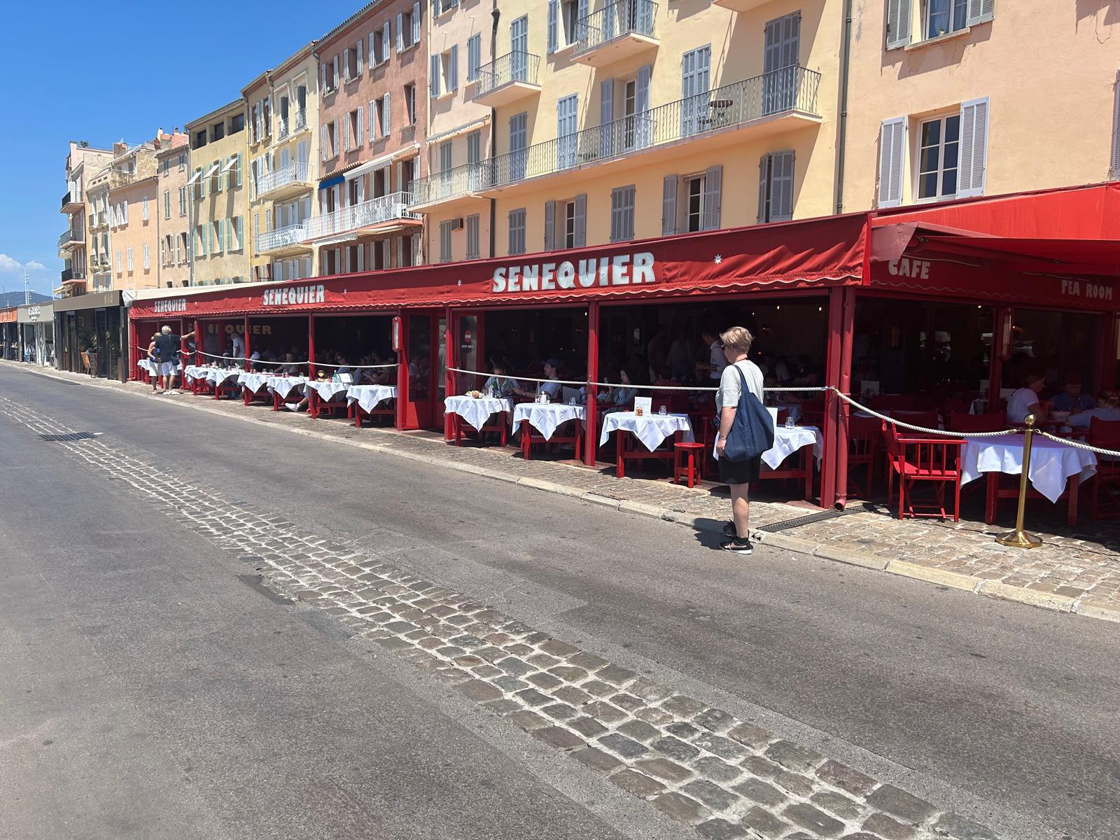 Cât costă să mănânci la restaurantul din Saint-Tropez preferat de Brigitte Bardot, De Funes, Armani sau Pablo Picasso. Între „jecmăneală” și „cea mai frumoasă terasă din lume”