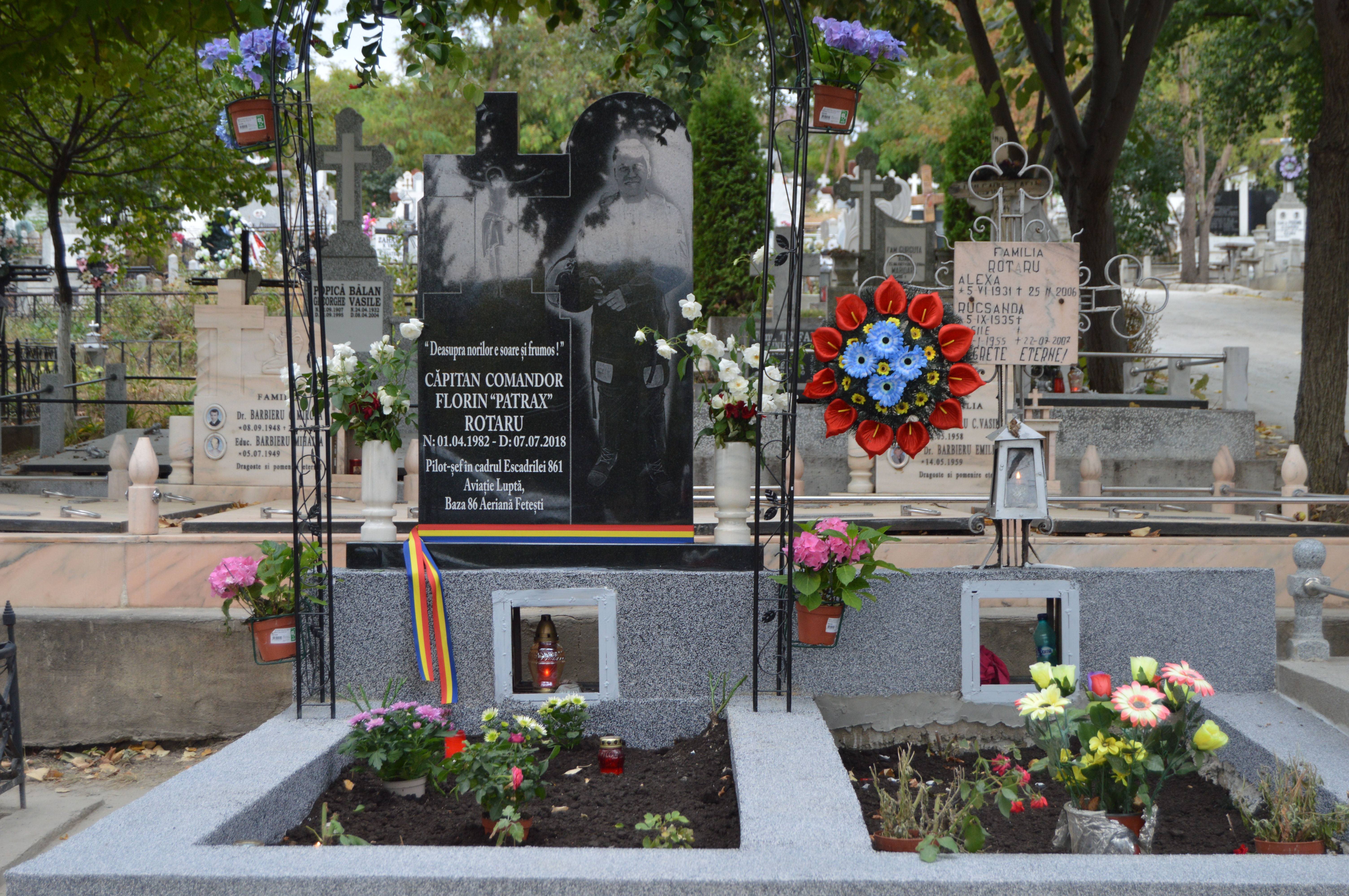 EXCLUSIV/ Drama bunicii pilotului-erou de la Fetești: "Merg de două-trei ori pe zi la cimitir. Hai, mamă, acasă!" - VIDEO&FOTO