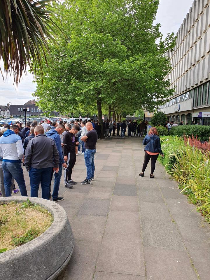 FOTO, VIDEO | Imagini incredibile la Londra: coadă interminabilă la secția de votare din cartierul botezat „Little Romania”! Mobilizare exemplară a diasporei și în Germania, Italia, Olanda și Belgia