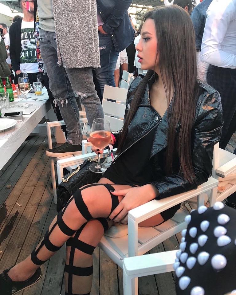 Cătălin Botezatu, distracție de zile mari cu o brunetă super sexy la Untold. Designerul nu s-a uitat la bani | FOTO