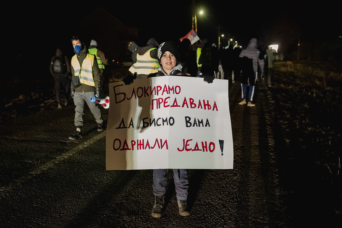 Cum protestează studenții sârbi prin marș și de ce strigă numele Laurei Kovesi