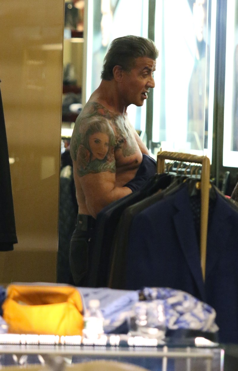 Sylvester Stallone s-a dezbrăcat într-un magazin de haine din New York. Cum arată actorul la 73 de ani