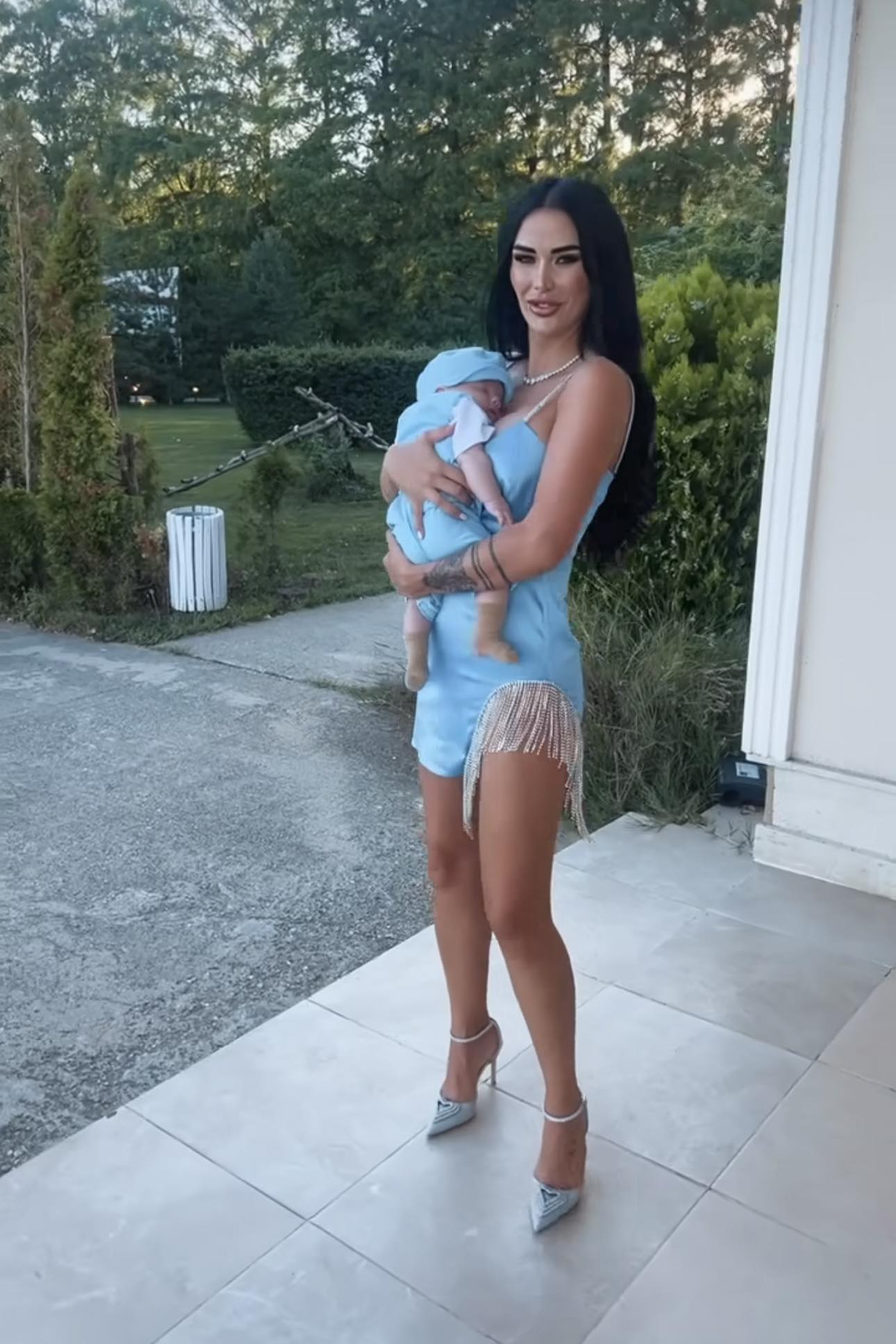 Daniela Crudu și-a botezat băiețelul. Ce rochie a îmbrăcat la eveniment și cum a apărut alături de tatăl copiilor ei