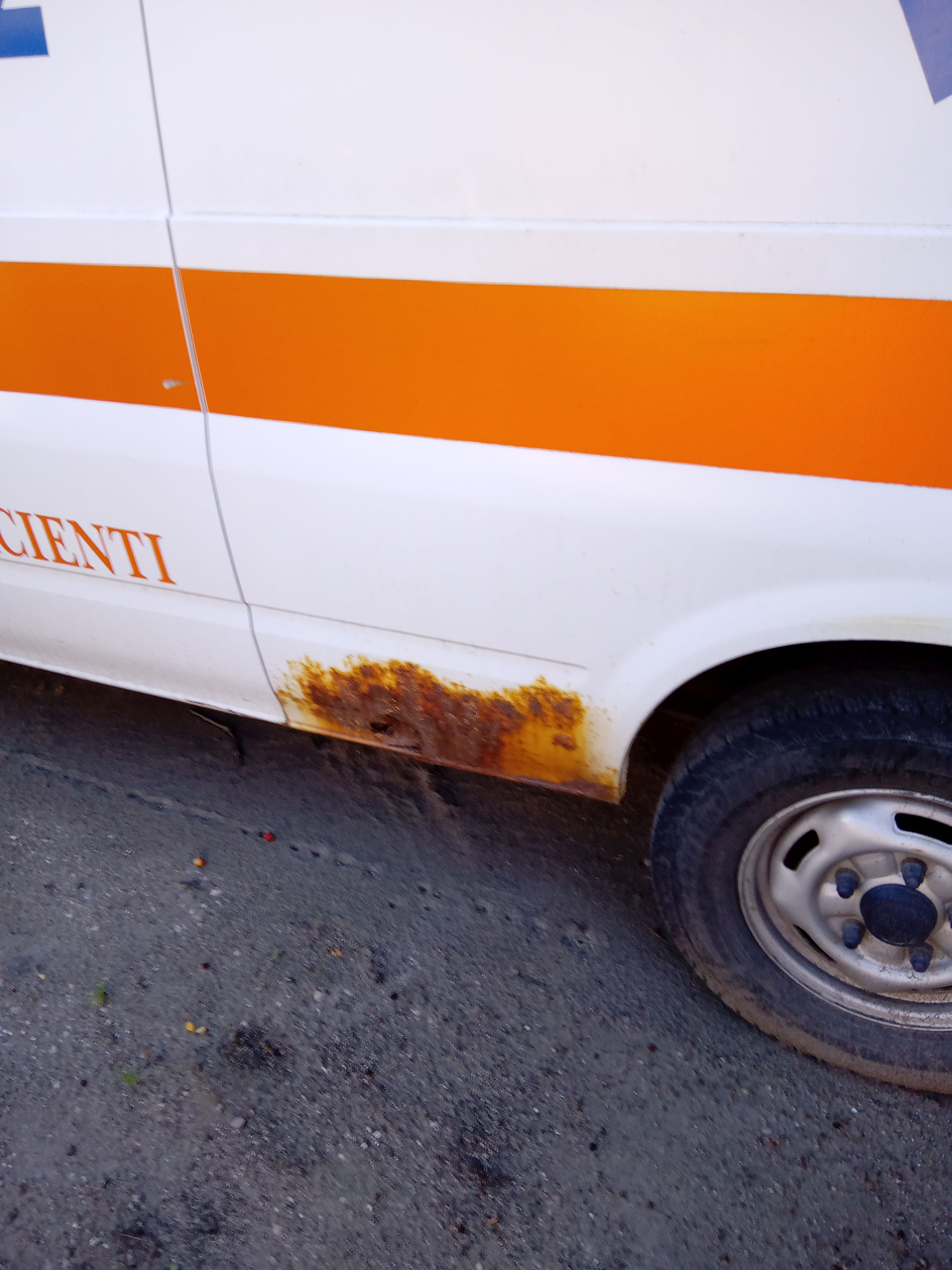 Medicii și personalul de la Salvare din toată țara ne-au trimis imagini cu ambulanțele preistorice, cu un milion de kilometri la bord