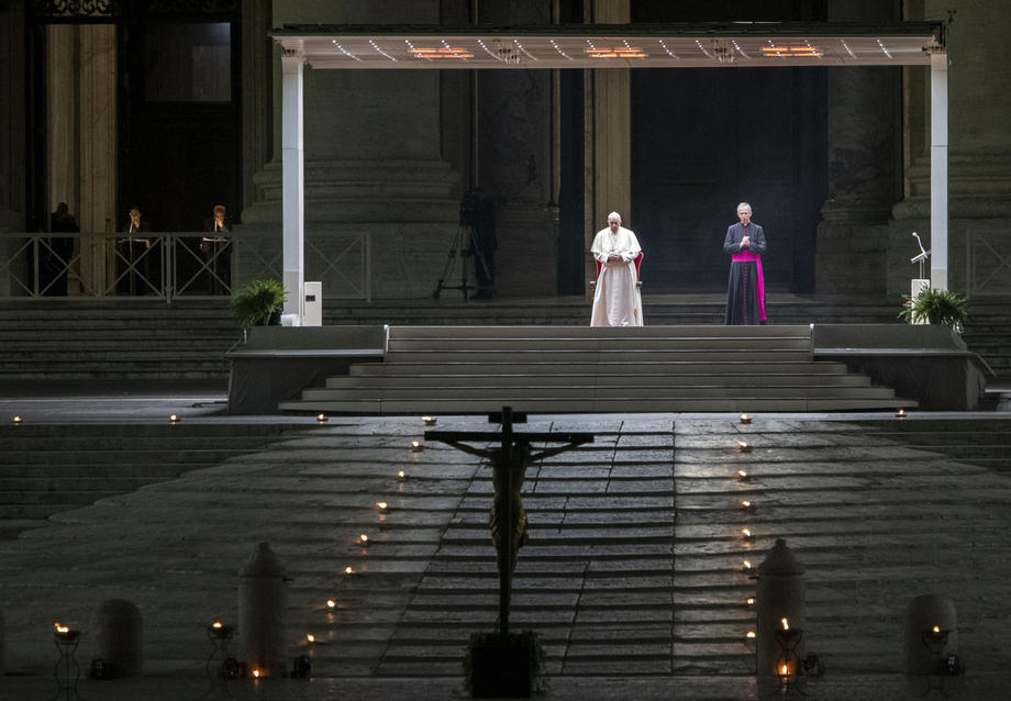 Papa Francisc a oficiat rugăciunea Calea Crucii, fără credincioși în Piața San Pietro. Înainte sunase în direct la TV