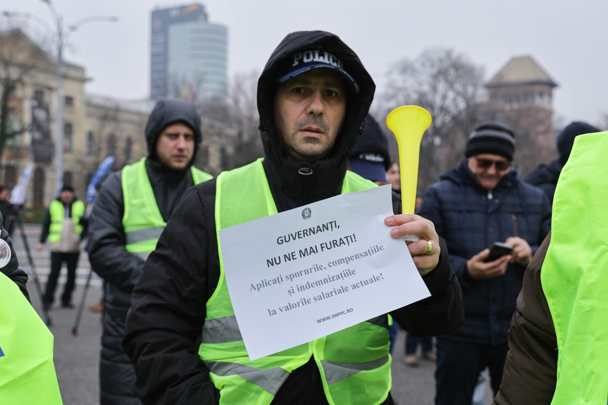 Protest în Piața Victoriei al sindicatelor din penitenciare faţă de Ordonanţa „trenuleţ”: „Guvernul nu îngheaţă salariile, ci le taie”