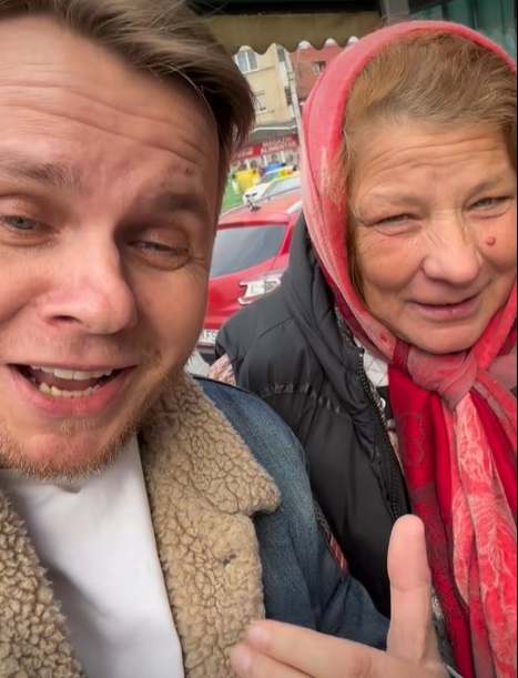 Soacra lui Codin Maticiuc vinde flori în București. Cu basma pe cap și zâmbetul pe buze, doamna Paula s-a bucurat că ginerele a vizitat-o la muncă