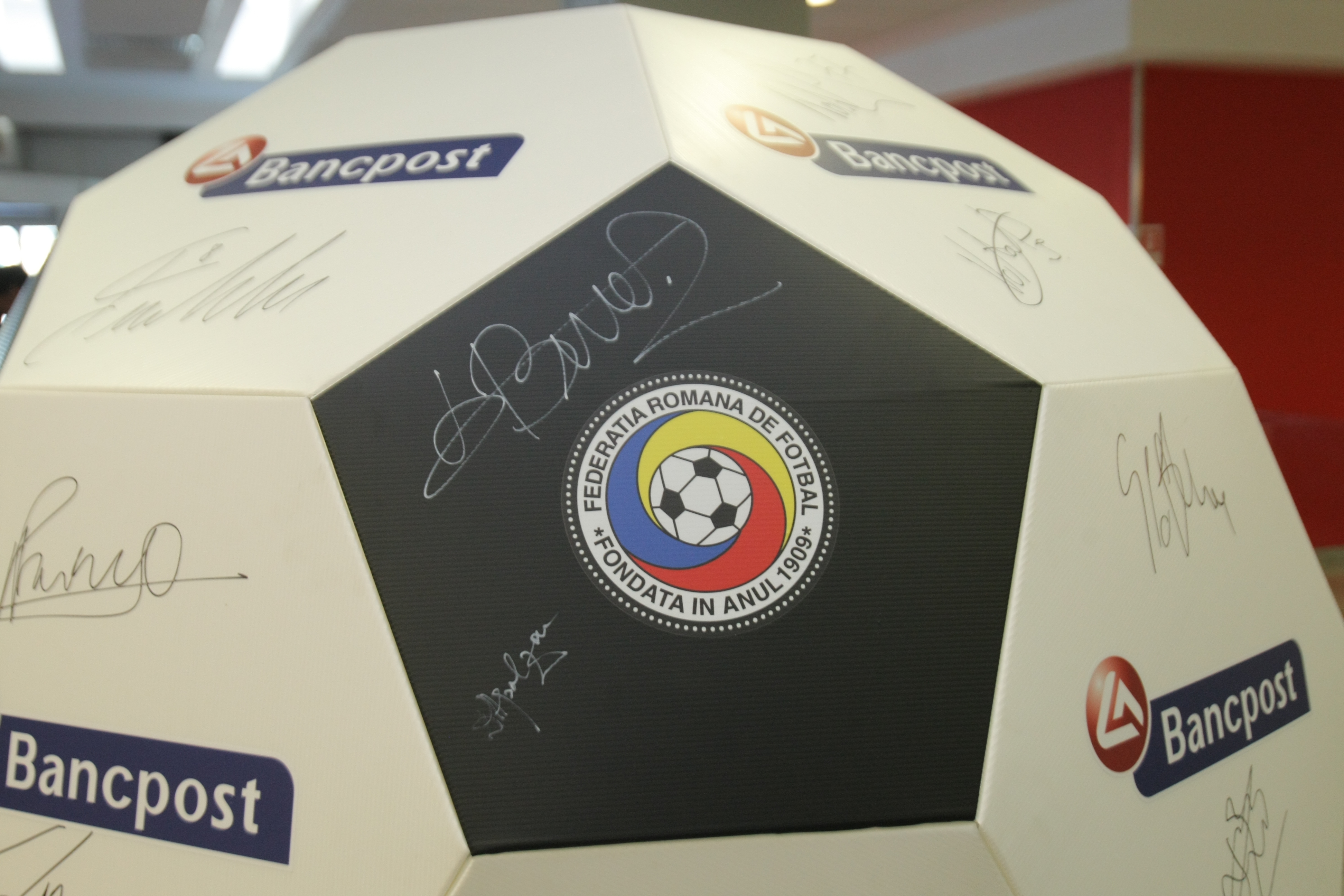 ROMÂNIA - FEROE, DUMINICĂ, ORA 19:00, TVR 1 / Tricolorii au făcut pe bancherii la sediul noului sponsor. Repriză de autografe și fotografii / GALERIE FOTO