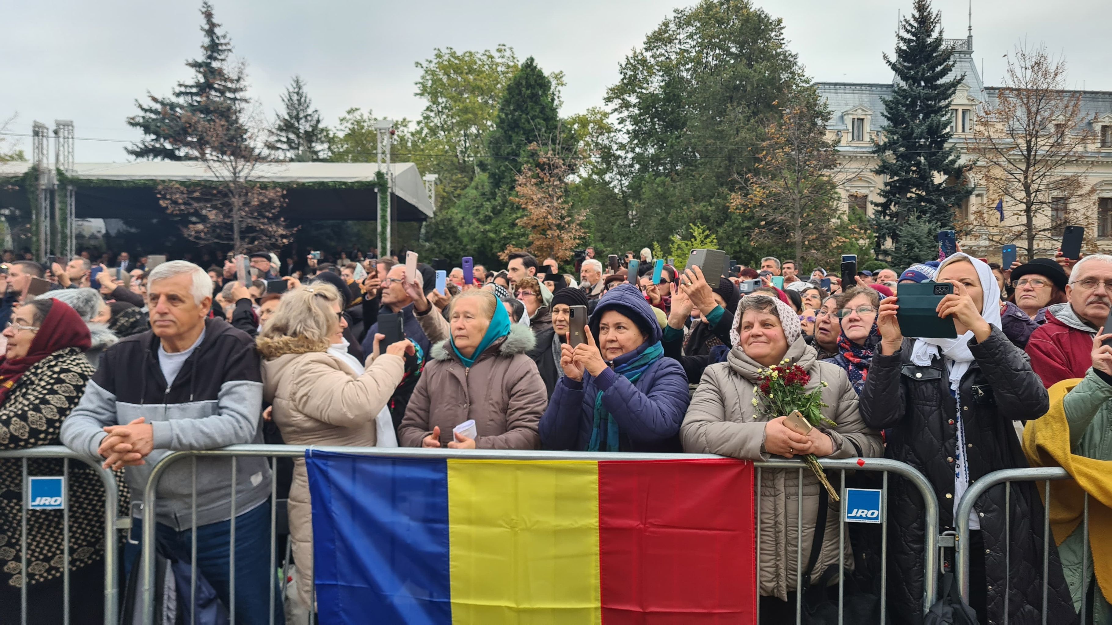 Ierarhi din Tanzania sau Siria, printre preoţii care au oficiat slujba Sfintei Parascheva în fața a peste 35.000 de credincioși
