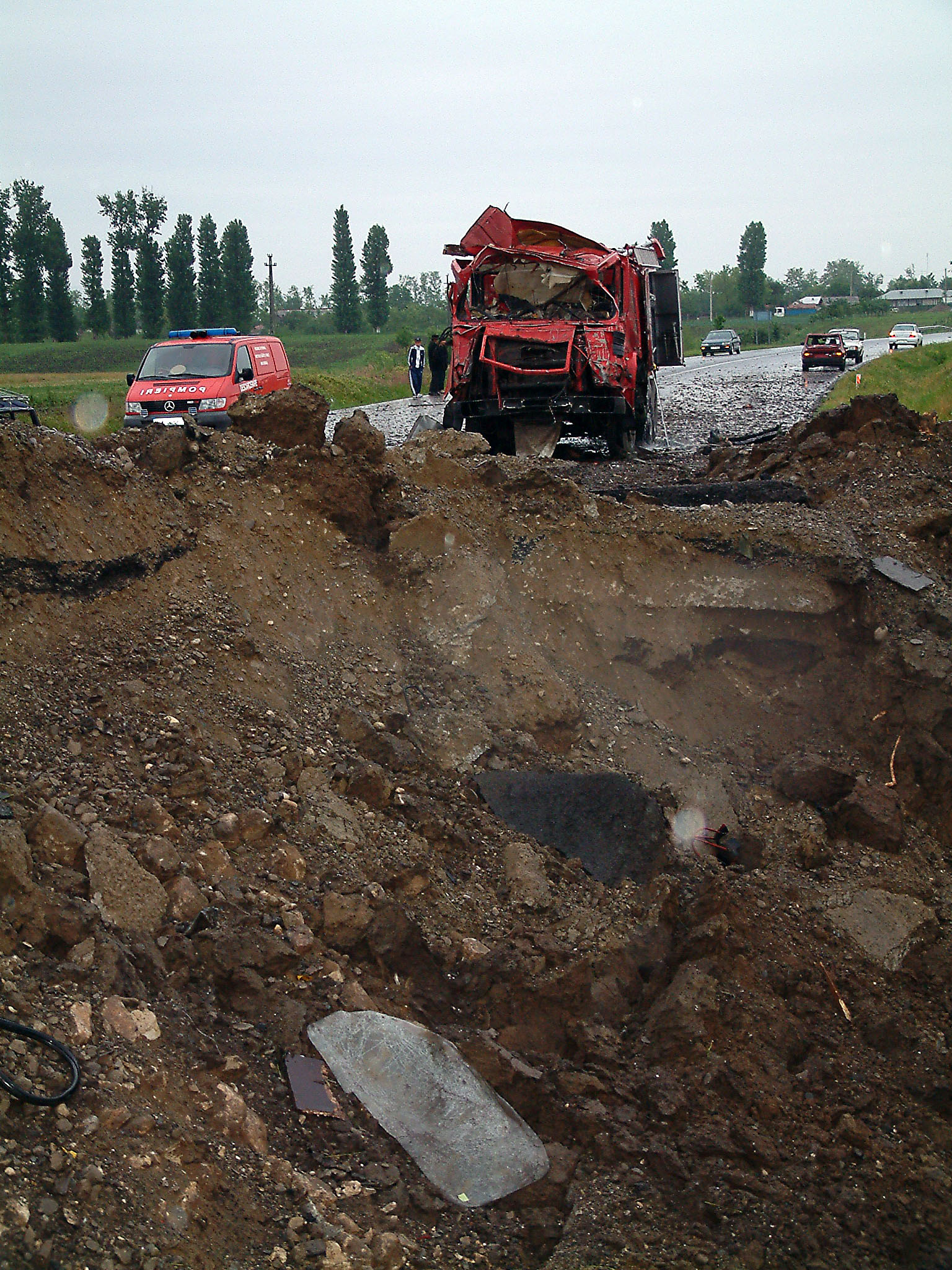 15 ani de la tragedia de la Mihăilești. Rudele celor care și-au pierdut viața și supraviețuitorii au aprins o lumânare la locul accidentului: “Este greu și după 15 ani și cred că va fi greu și după 20”