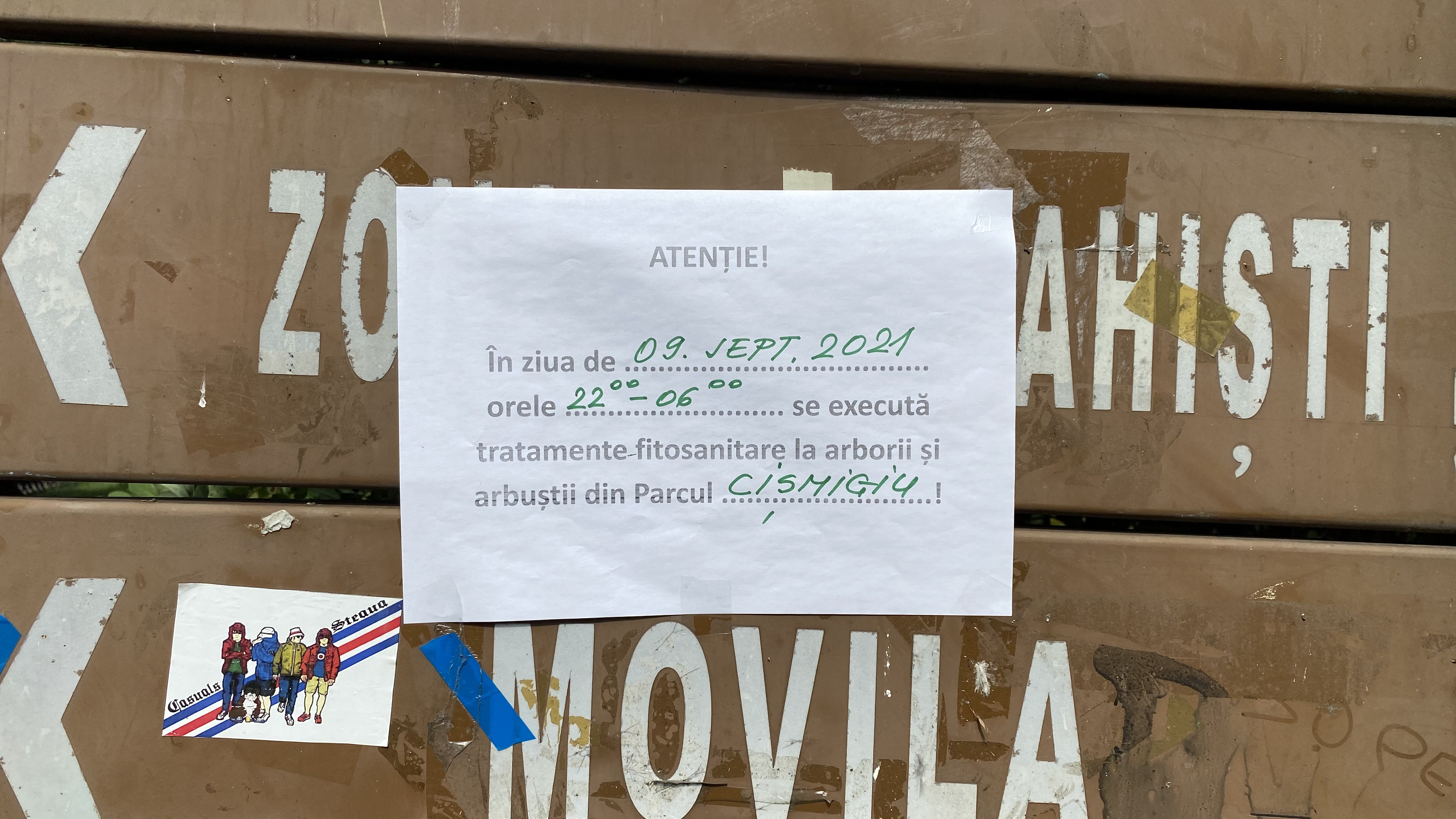 Cișmigiul prinde viață. Muncitorii ALPAB, scoși pe teren la sfârșit de săptămână pentru igienizarea locurilor de joacă