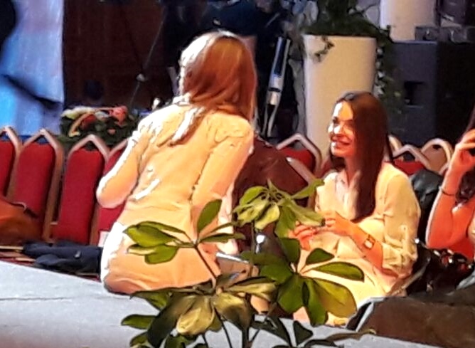 Sora Andreei Marin, asemănare izbitoare cu ”Zâna”, la un eveniment. Pare că o imită | FOTO