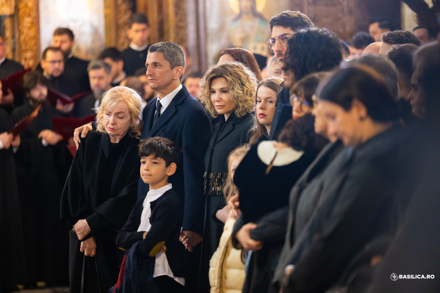 Imagini sfâșietoare la înmormântarea lui Mircea Lucescu. Neli Lucescu, ținută strâns de mână de fiu și sprijinită de noră