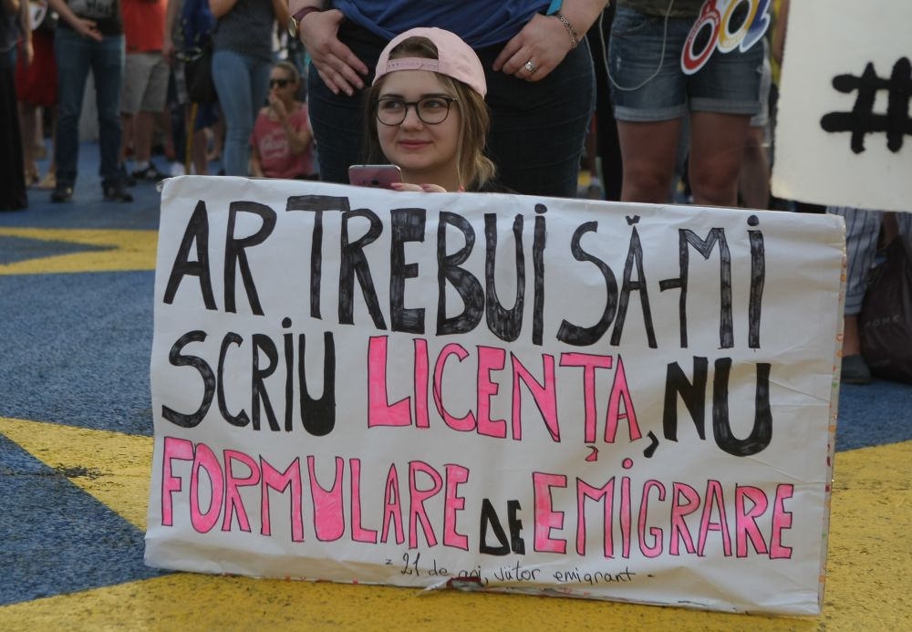 GALERIE FOTO/ Protest #Rezist, la o zi după mitingul PSD. Circa 1.000 de persoane sunt în Piața Victoriei